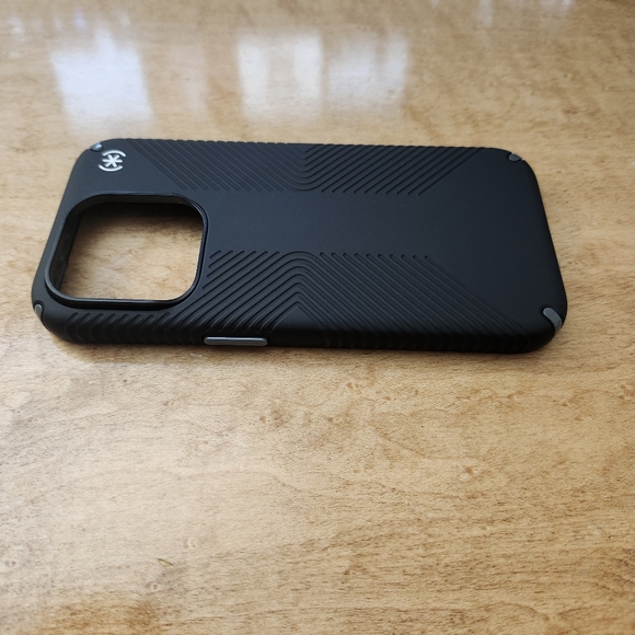 Speck Apple iPhone 15 Pro Presidio 2 Grip Case with MagSafe - Black - Picture 6 of 7